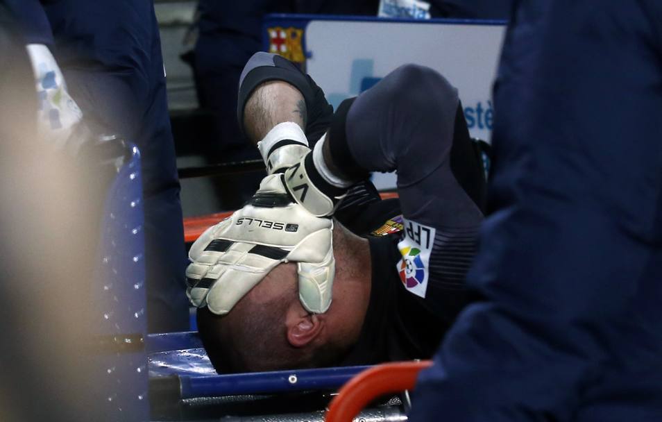 Victor Valdes (Spagna) si rompe il ginocchio destro durante Barcellona-Celta Vigo del 26 marzo: 7 mesi di stop. Reuters